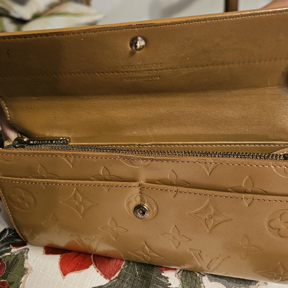 Louis Vuitton Matte Gold Embossed Vernis Women's Sarah Wallet - Picture 8 of 8